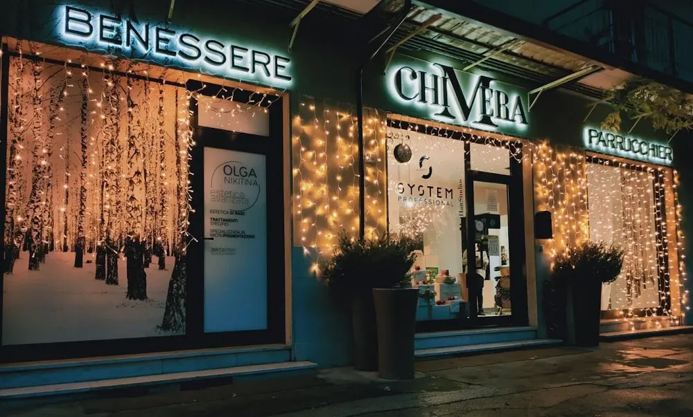 Ingresso del salone con insegna luminosa ChiMera Benessere Parrucchieri