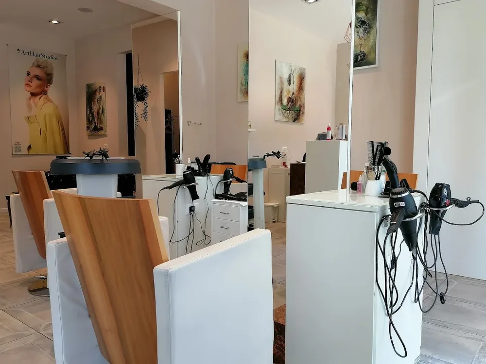 Postazioni ChiMera con poltrone bianche, schienali in legno e specchi